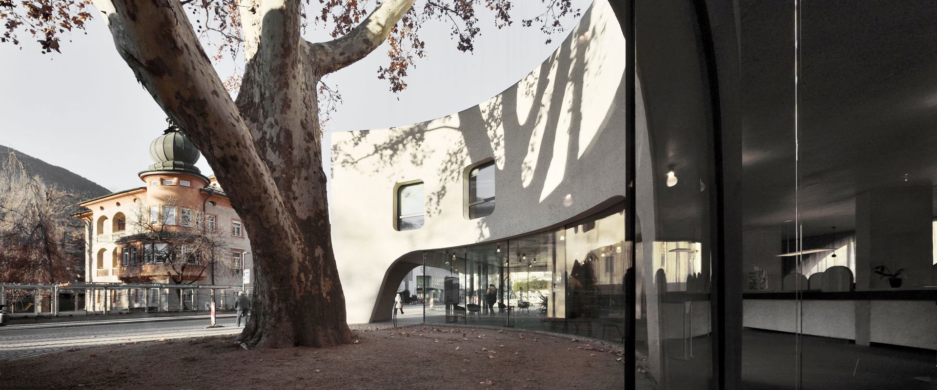 Treehugger in Brixen Architektur in Südtirol – der Eingangsbereich des Tourismusbüros Treehugger in Brixen