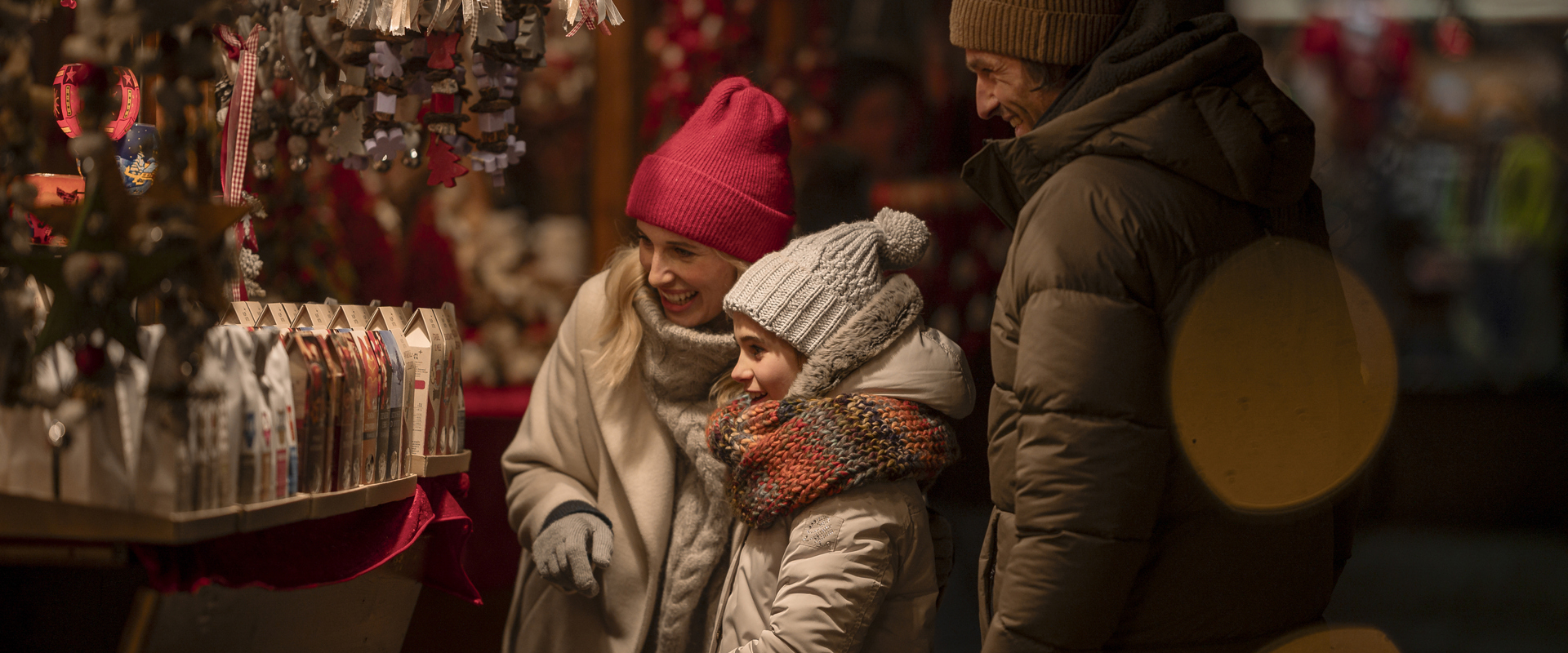 Weihnachtsmarkt Weihnachtlicher Marktstand mit Familie
