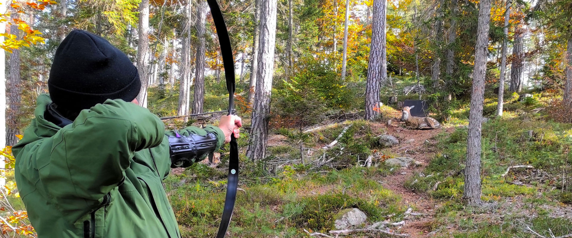 3D-RiArco-Bogenschießparcours im Wald bei Unterrinn Ein Mann zielt auf eine Holzscheibe in Bogenschießparcours Ritten.