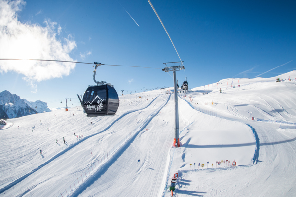 Skipisten am Kronplatz bei strahlend blauem Himmel