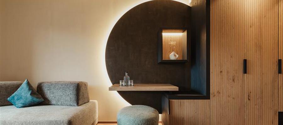 Stilvolles Zimmer, mit Spiegel, Schrank und Sofa im neuen Hotel B&B Feldmessner