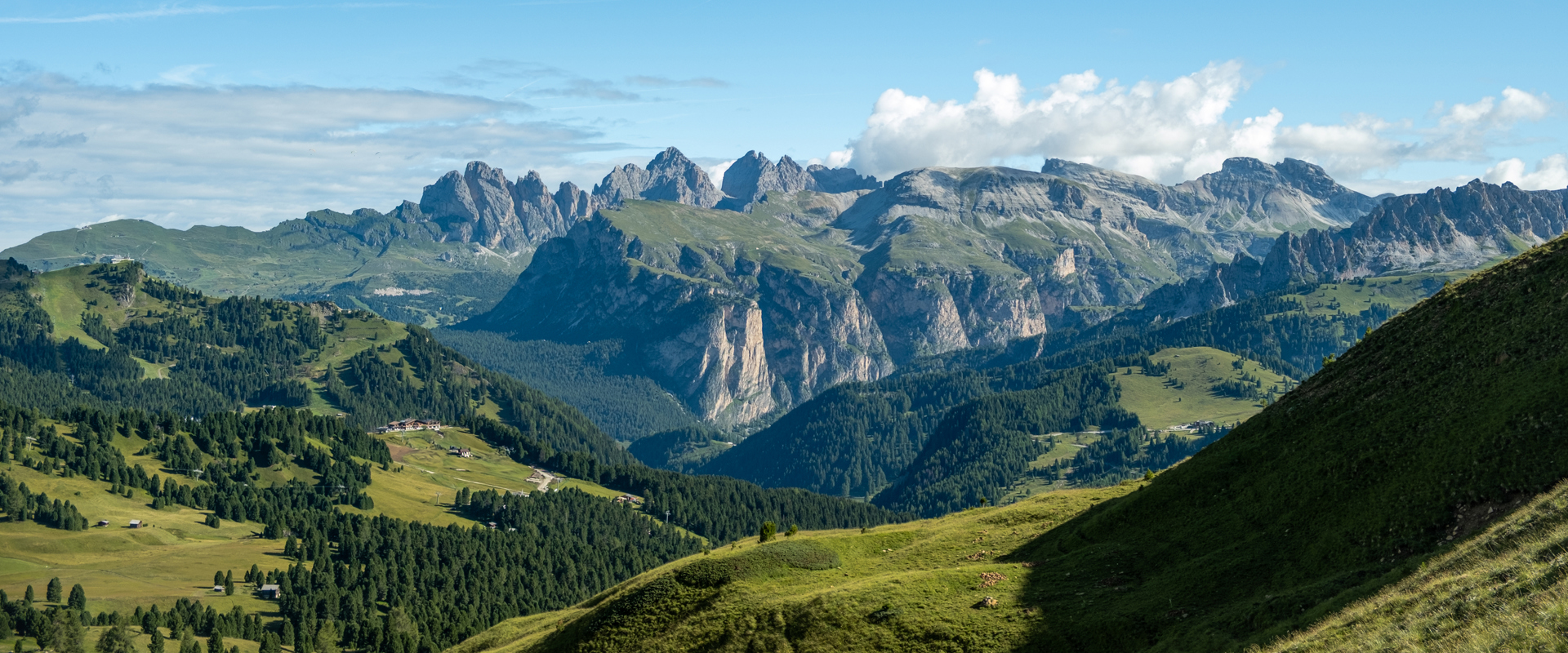 Sellajoch Gröden Berglandschaft und grüne Wiesen im Grödnertal