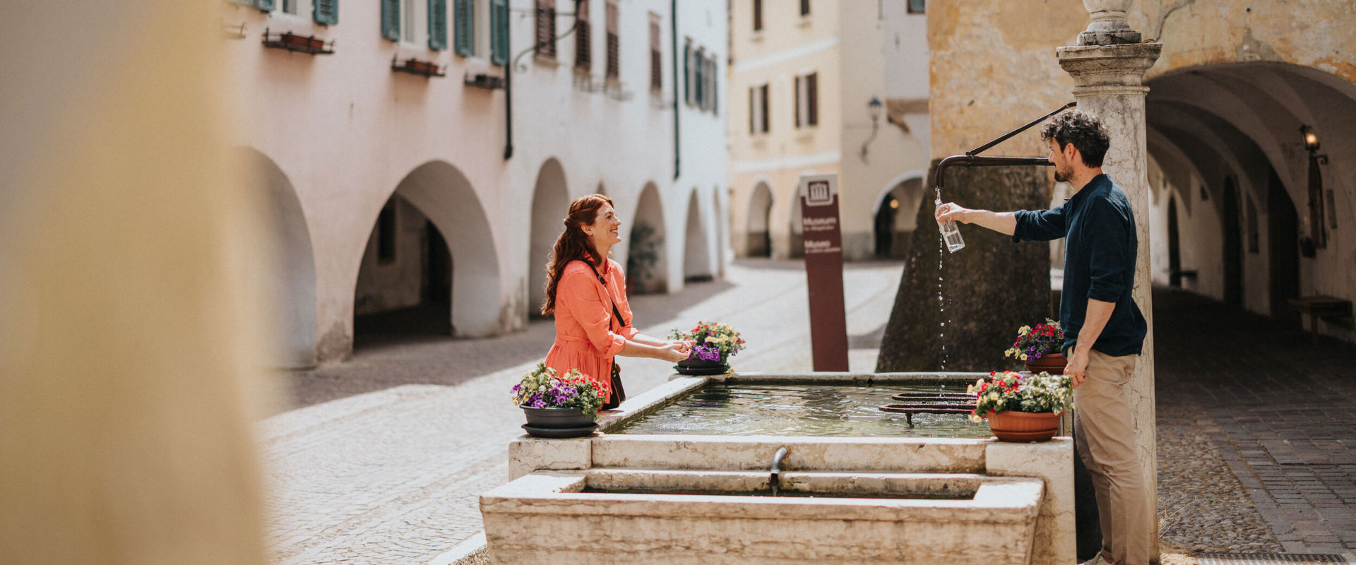 Neumarkt Die romantischen Laubengänge und Brunnen im Dorf Neumarkt.