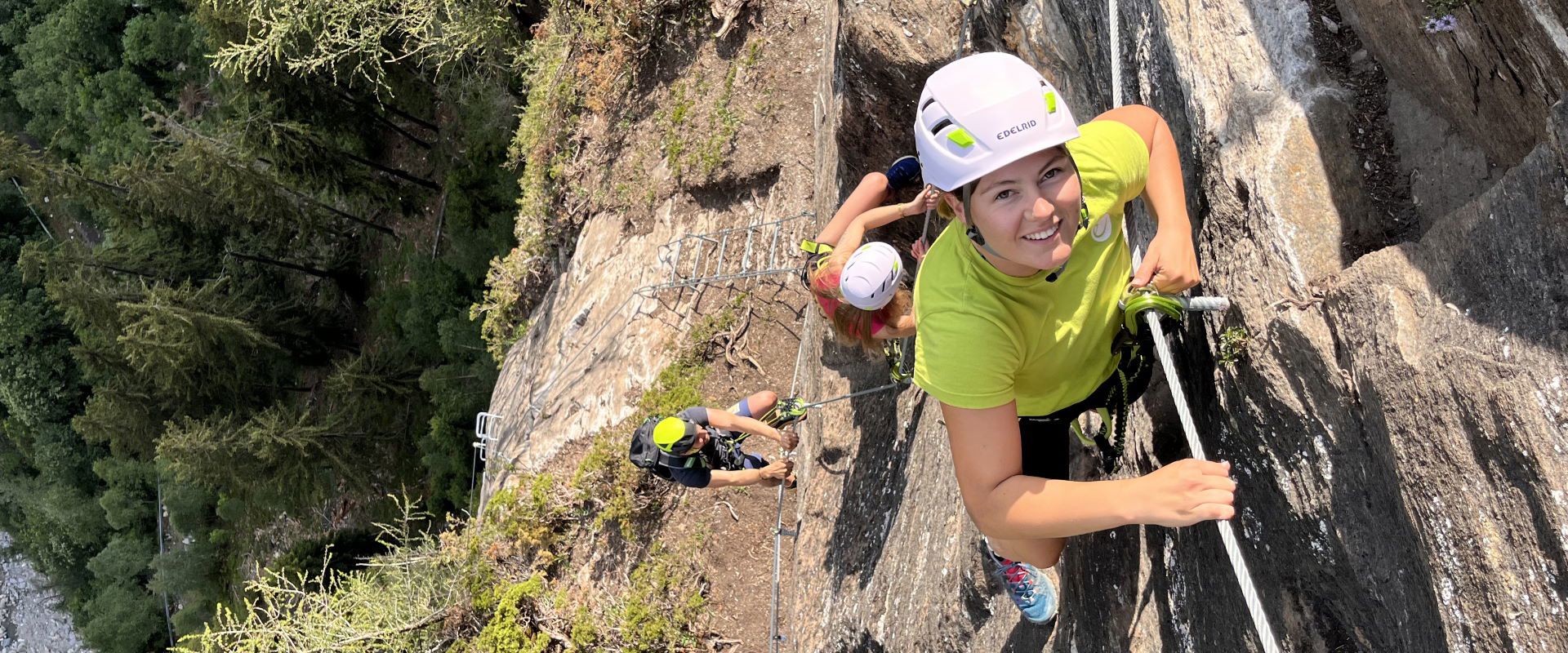 Eine Gruppe geht die senkrechte Wand des Ölberg Klettersteigs in Pfitsch empor.