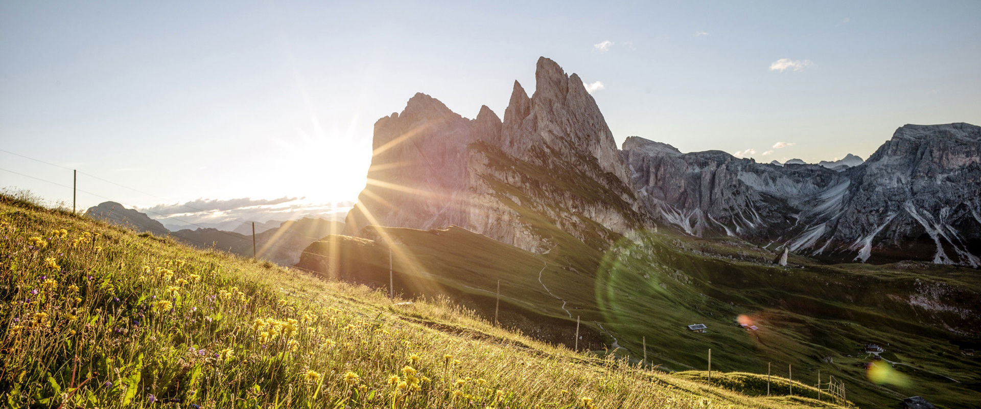 Seceda Seceda und grüne Wiese bei Sonnenaufgang