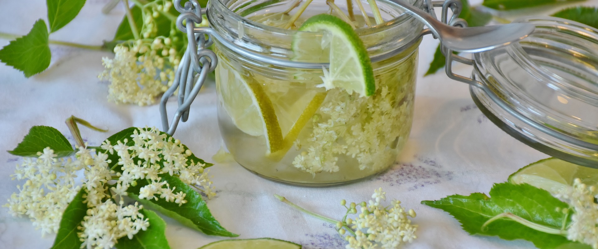 Mit Wasser verdünnter Holundersirup ist ein erfrischendes Getränk.