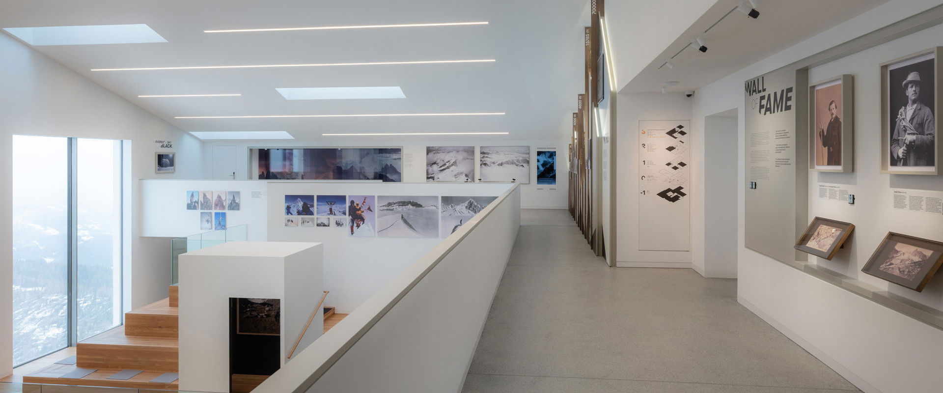 Museum mit Bilderausstellung zum Thema Bergfotografie