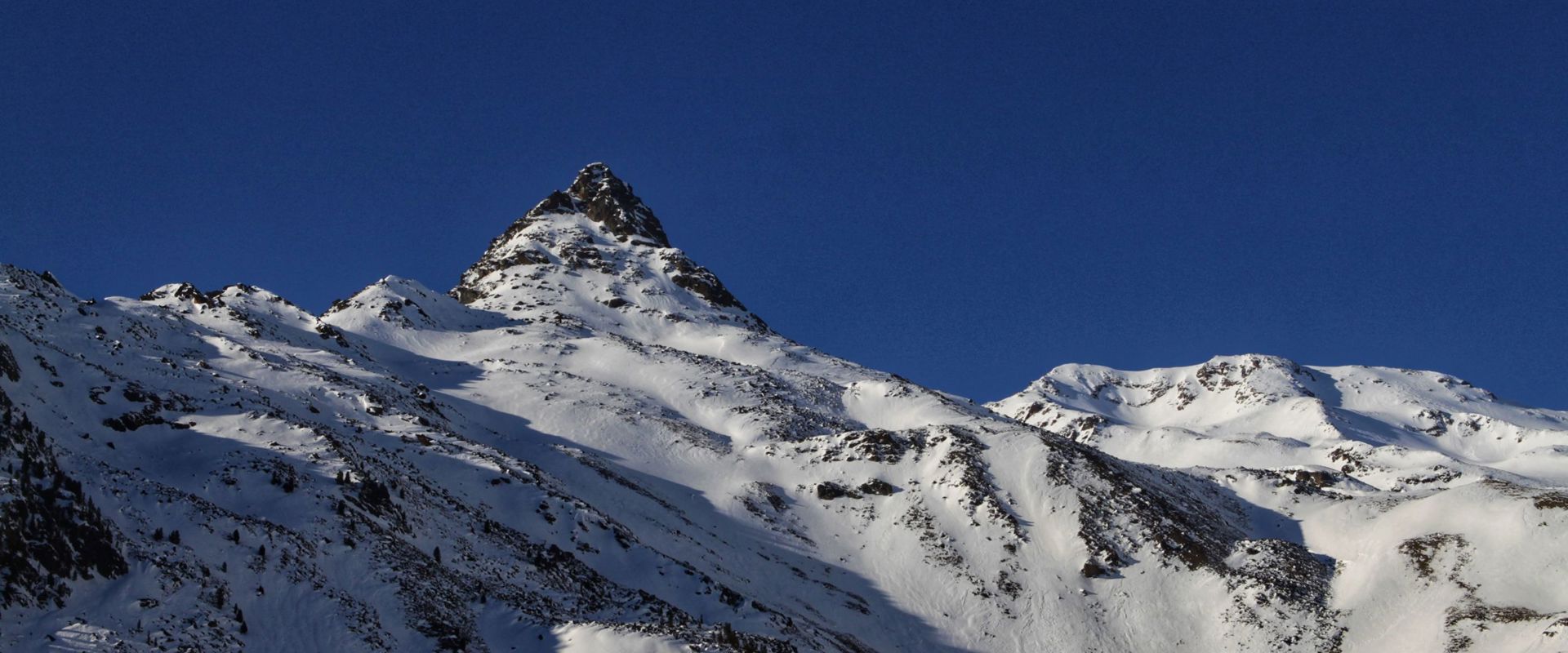 Naturpark Texelgruppe im Winter Beschneite Bergspitzen.