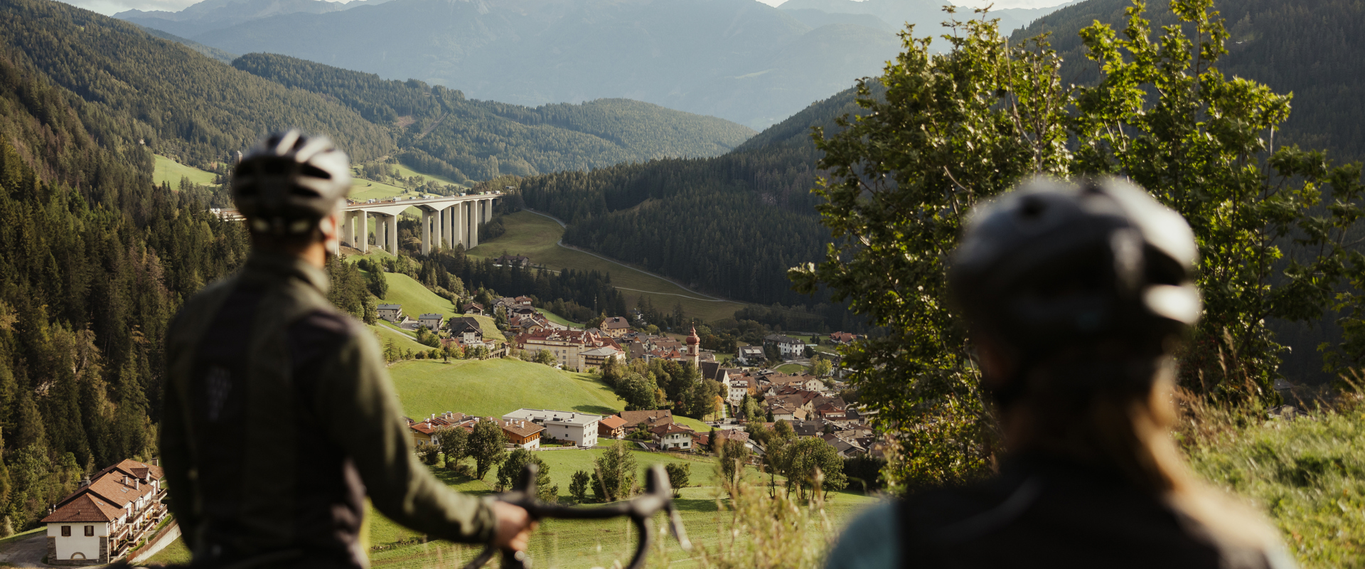 Zwei Radfahrer blicken auf Gossensass