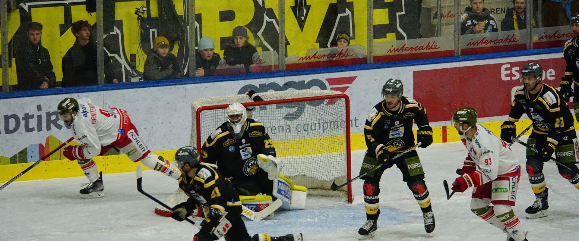 Südtiroler Eishockey-Derby zwischen dem HC Pustertal und dem HC Bozen