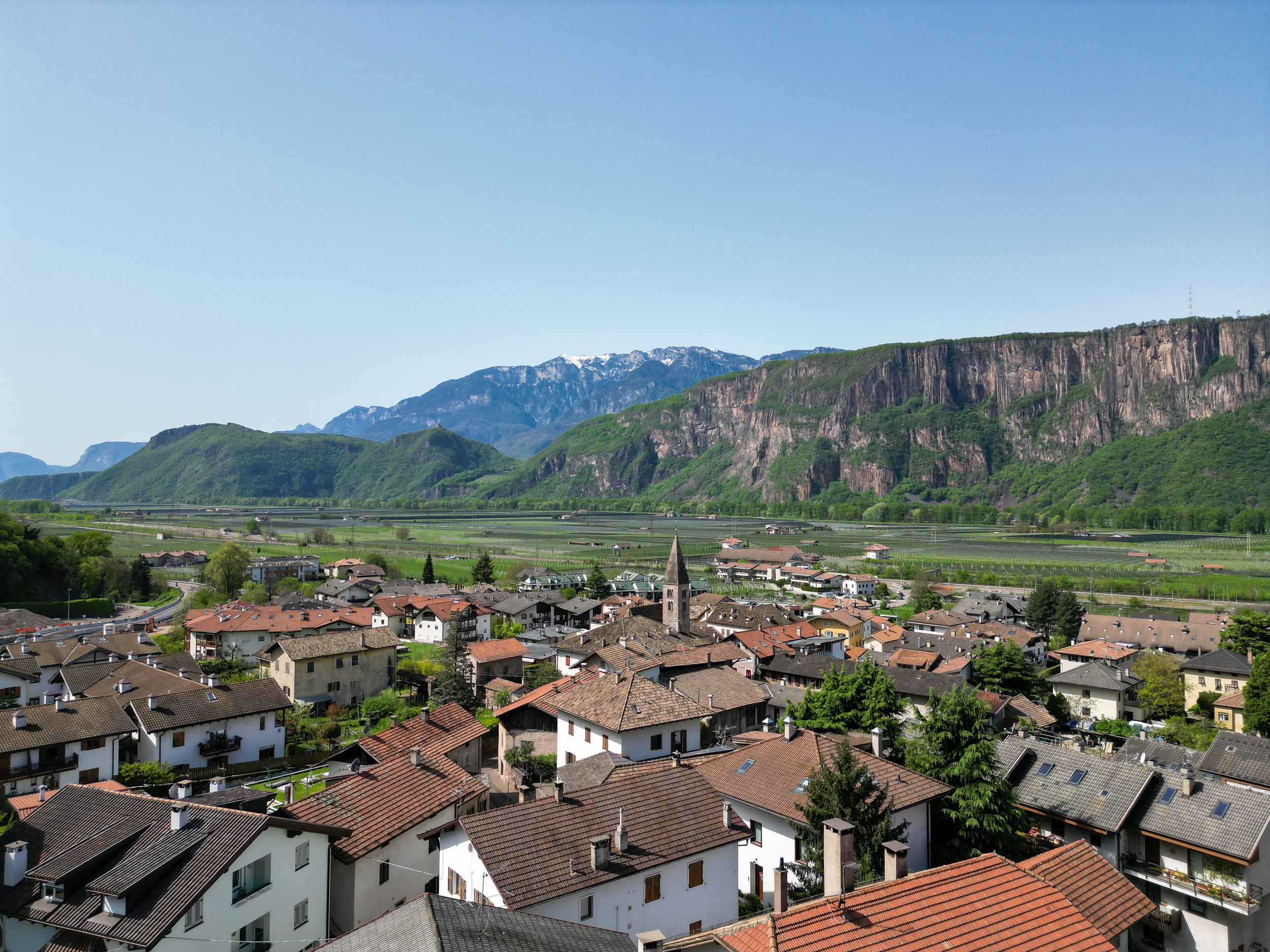 Häuser in Branzoll, Obstplantagen und Pfattner Wände