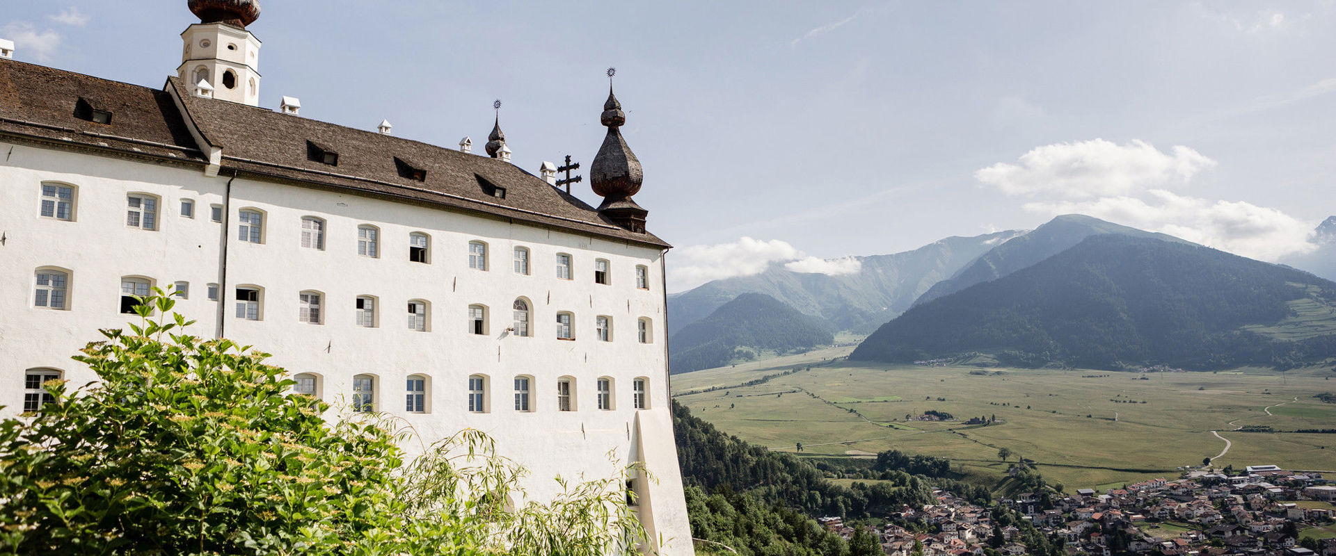 Kloster Marienberg Auf einer Anhöhe liegt das Kloster mit Blick auf das etwas darunter gelegene Dorf.