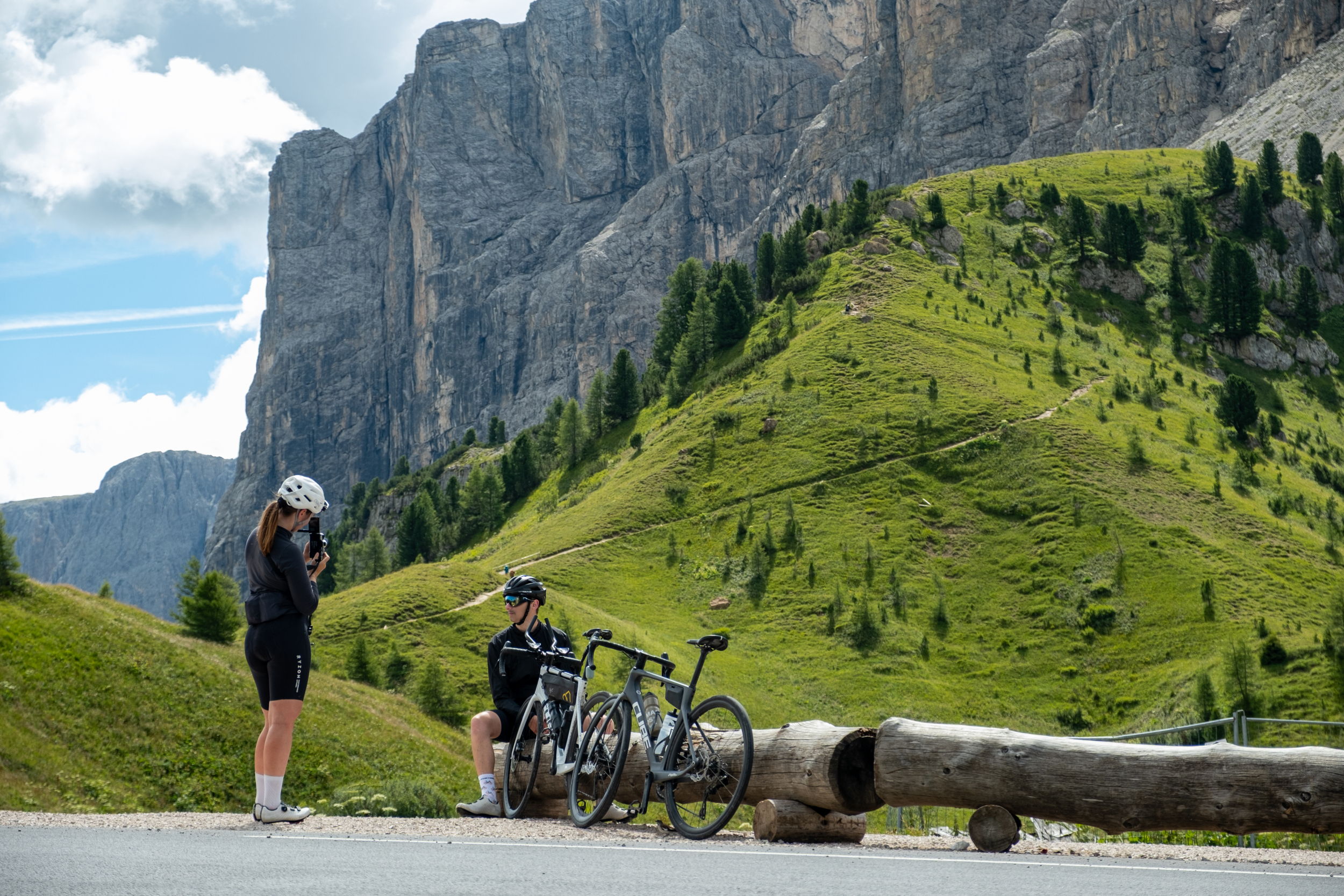 Rennradfahrer bei der Rast auf Bergpassstraße in den Dolomiten