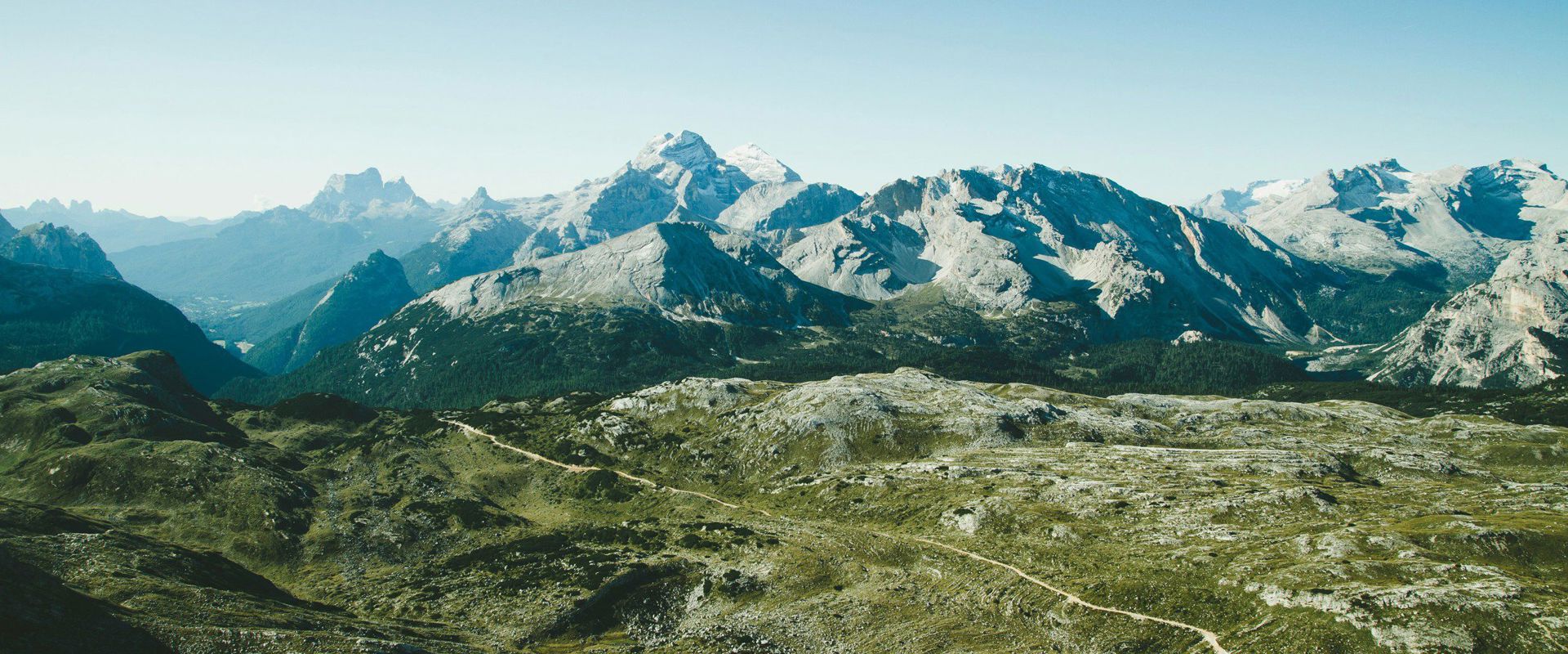 Blick von der Seekofelhütte auf die Sennesalm und Belluneser Dolomiten