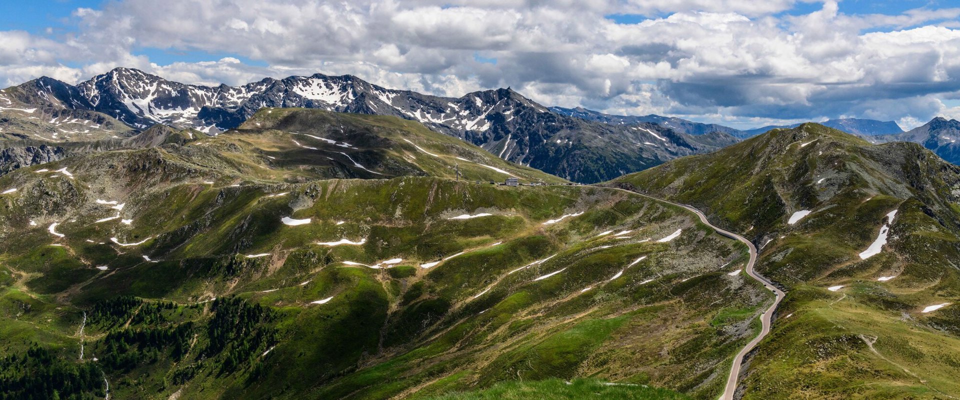 Blick vom Wanderweg auf das Penser Joch, die Passstraße und die Berglandschaft