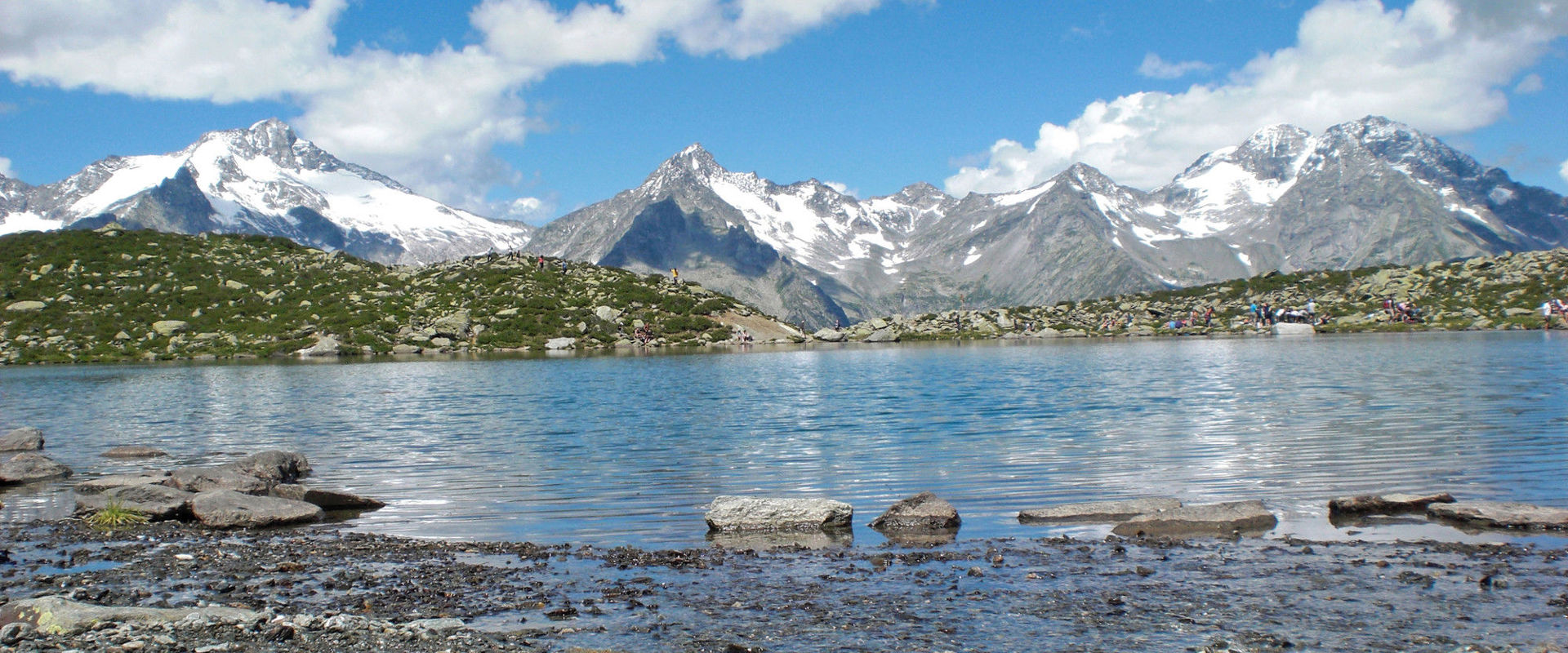 Klaussee Der Klaussee im Sommer mit seinem klaren Wasser und den schneebedeckten Gipfeln ringsum.