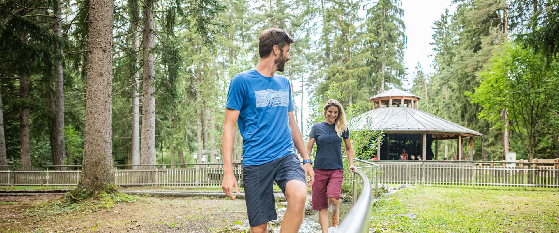 Niederdorf Besucher der Kneipp-Anlage im Kurpark von Niederdorf