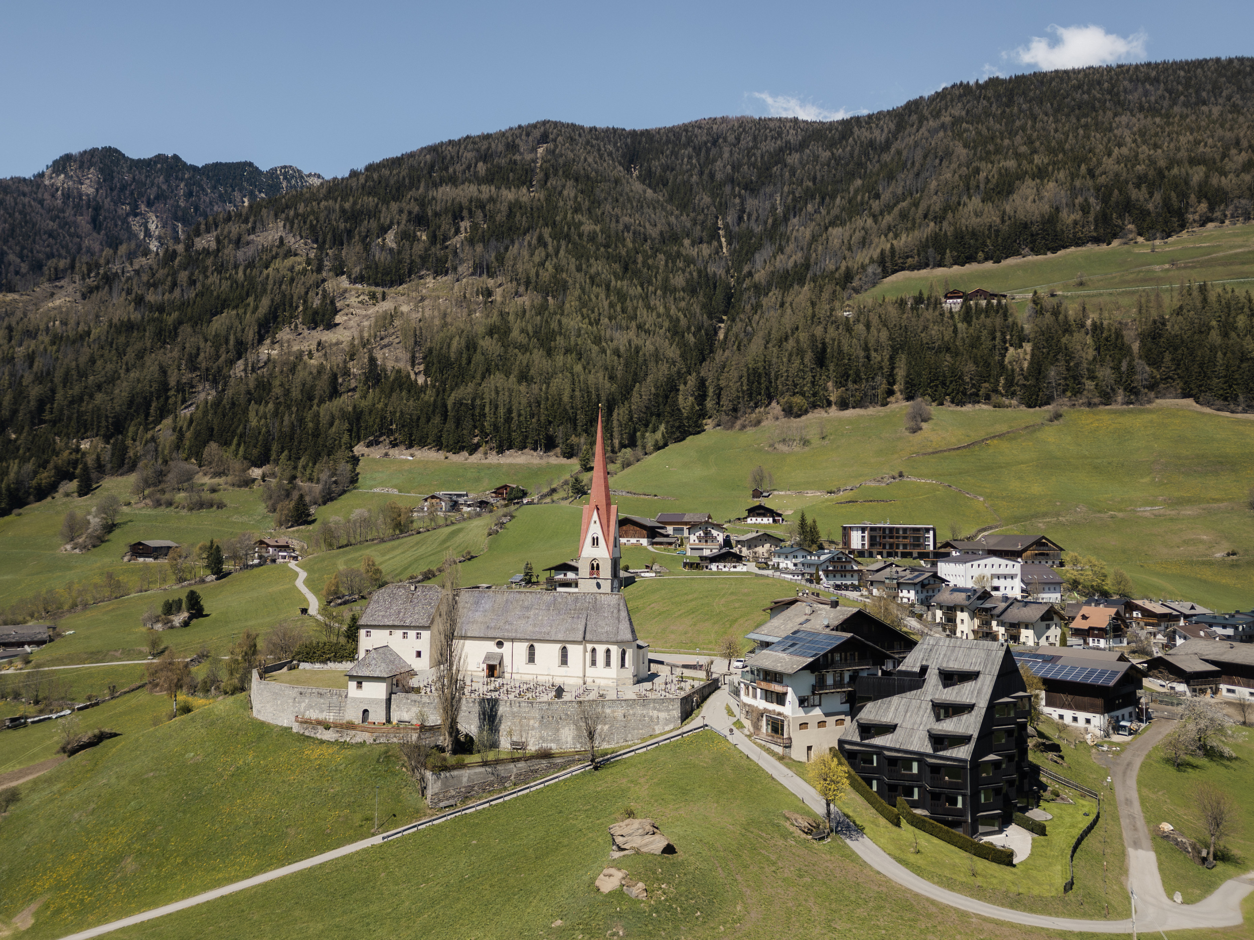 St. Jakob im Ahrntal mit der gotischen Pfarrkirche im Dorfzentrum
