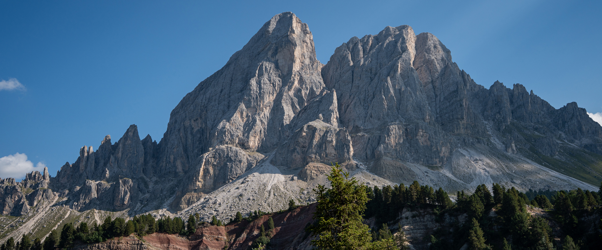 Peitlerkofel am Würzjoch mit Gesteinsschichten