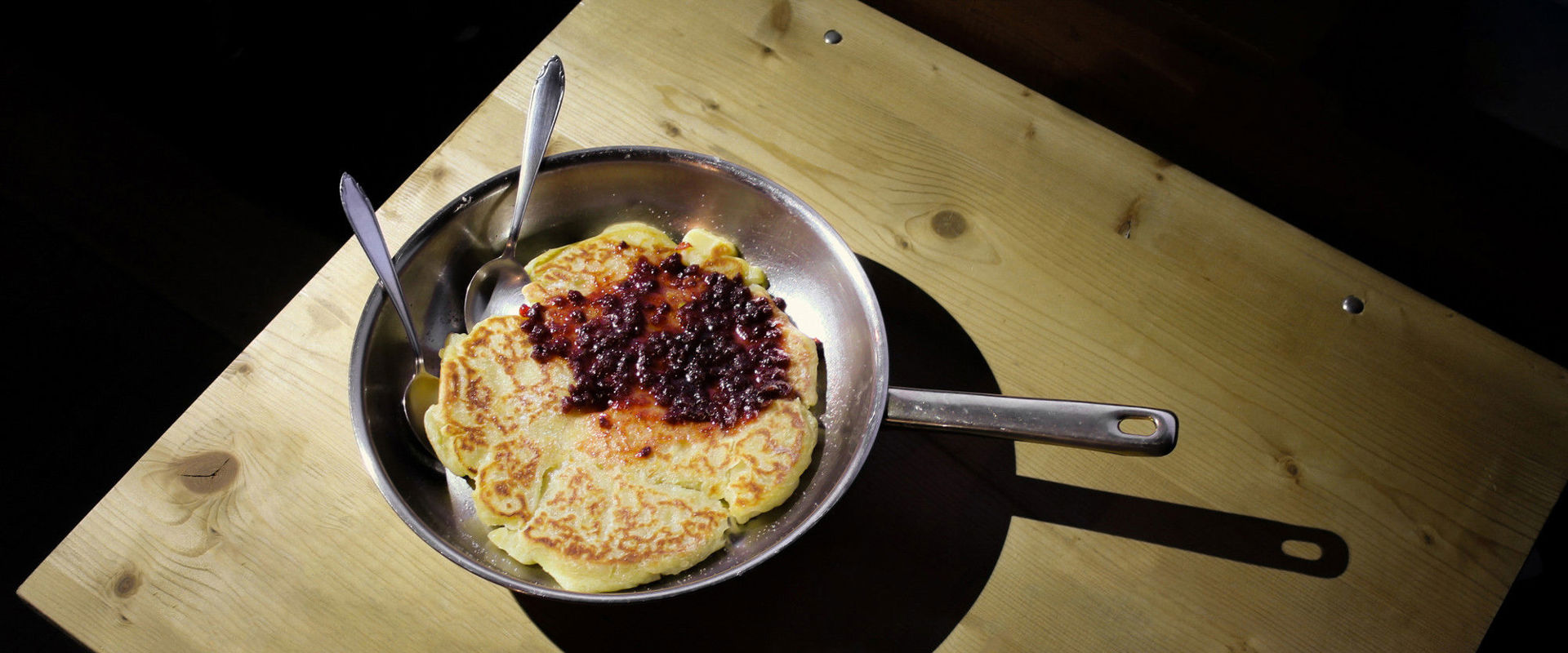 Gusseiserne Pfanne mit Melchermuas und Preiselbeermarmelade